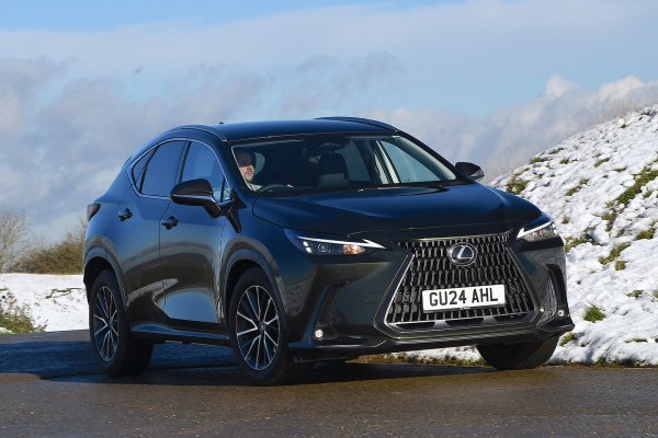 Като сестринска марка на майсторите на хибридите от Toyota, луксозната марка винаги разполага с водеща технология. Lexus NX е средният SUV на японците и неговият plug-in хибриден задвижващ механизъм е един от най-добрите в света.

Предлага се с предно и задвижване на четирите колела. Lexus NX съчетава 2,5-литров бензинов двигател с електрически мотор с мощност 53 к.с. за общо 300 коня. NX 350h с по-малка мощност също е добър вариант, като произвежда 241 к.с.

Електрическият пробег днес е средно около 70 км. Все пак е достатъчен за повечето шофьори, пътуващи до работа. 
Козът на NX е неговият луксозен интериор, който е пълен с технологии и висококачествени материали. Изключително приятно място за сядане.